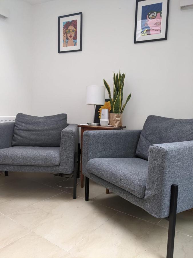 Entire House, Sleeps 2-6, Sunroom, Outside Yard Hébergement de vacances Dublin